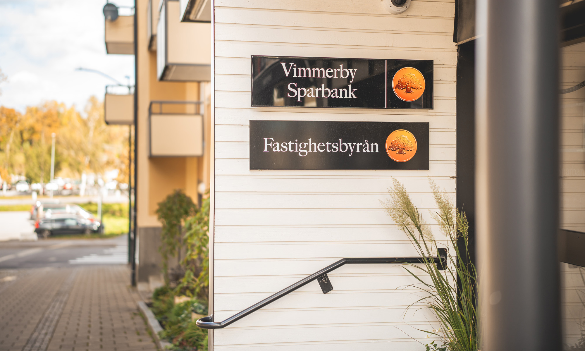 Entrance to Fastighetsbyrån and Vimmerby Sparbank